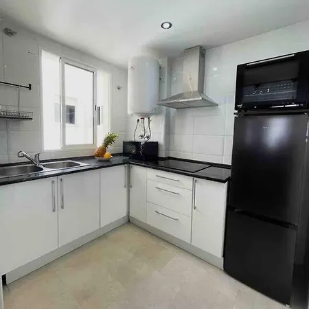 - 2br, 1bth Flat Near Puerto Banus